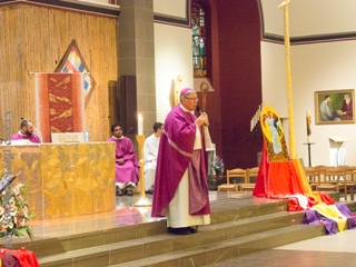 Mgr Jean-Claude Hollerich acceuille les gens au d�but de la messe