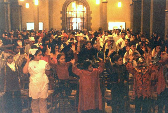 Les enfants chantent et dansent