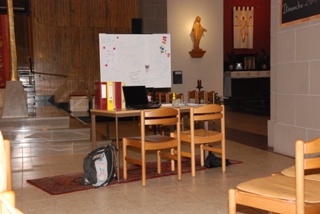 Un banc d'�cole � l'�glise