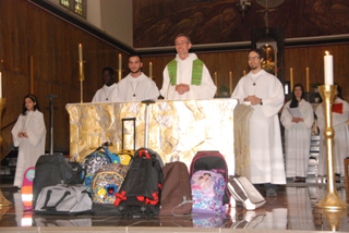 Cartables devant l'autel