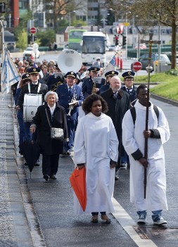 Procession sur la Passerelle (pont reliant la gare à la ville haute)