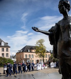 La procession sur la place de la Constitution vue du pied de la statue de la Grande-duchesse Charlotte