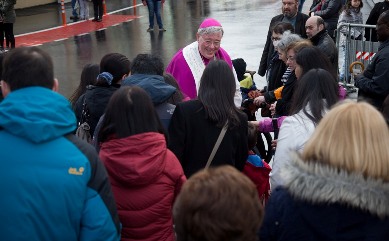 Mgr Jean-Claude Hollerich, archevêque de Luxembourg, accueille les pèlerins de la Gare