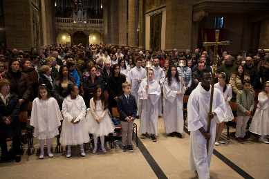 Entrée solennelle du clergé pour la messe de pèlerinage du Sacré-Coeur à la Cathédrale de Luxembourg