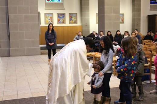 enfants bénis par le Père Jude Kulas