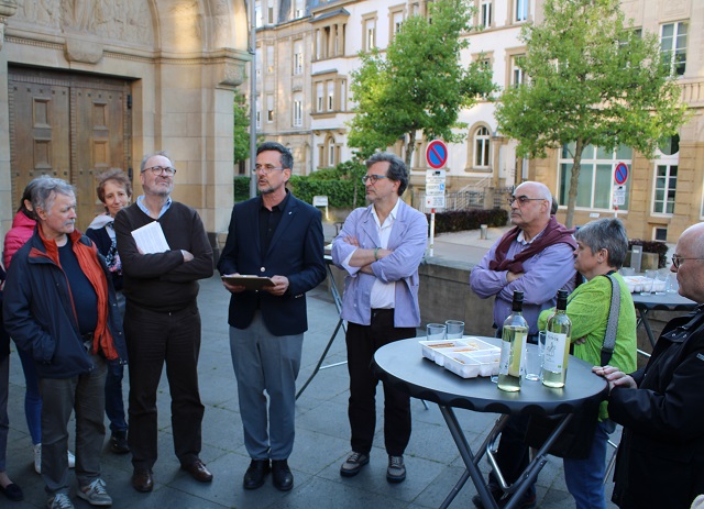 Jacques Bihin entouré par les organisateurs de l'exposition