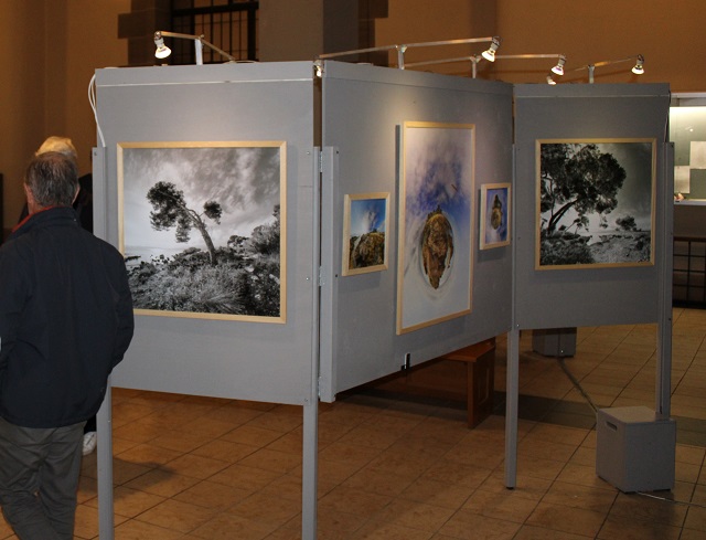Deux photos en noir et blanc classiques entouent une composition photographique en couleur représentatnt d'une petite planète