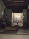 Le plafond illuminé de l'église