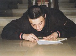 Un futur lecteur en train de passer les tests d'aptitude