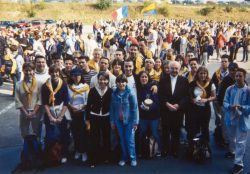 La foule des p�lerins de l'Euregio devant le Cargocenter de Luxembourg