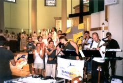 Les jeunes du sacré-Coeur montrent comment chanter Hevenu Shalom en hébreux, allemand, français, luxembourgeois et portuguais