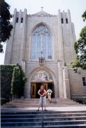 Tom devant l'�glise du Blessed Sacrament